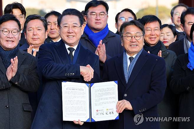 광주시·전남도, 행정통합 선언문 발표 (광주=연합뉴스) 정다움 기자 = 2일 오전 광주 북구 운정동 국립 5·18 민주묘지에서 강기정 광주시장·김영록 전남지사가 광주·전남 행정통합 선언문을 발표한 뒤 기념사진을 찍고 있다. 2026.1.2 daum@yna.co.kr