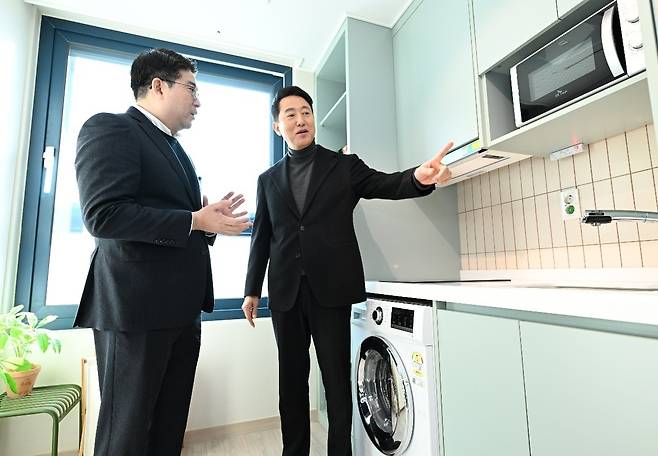 오세훈 "민간임대 규제, 서민 주거불안 높여…대출제한 풀어야" (서울=연합뉴스) 오세훈 서울시장이 8일 오전 민간임대주택인 맹그로브 신촌을 찾아 시설을 둘러보고 있다. 2026.1.8 [서울시 제공. 재판매 및 DB 금지]