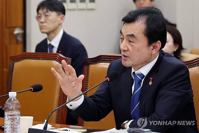 안규백 국방부 장관 (서울=연합뉴스) 이동해 기자 = 안규백 국방부 장관이 7일 국회에서 열린 법제사법위원회 전체회의에서 의원 질의에 답변하고 있다. 2026.1.7 eastsea@yna.co.kr