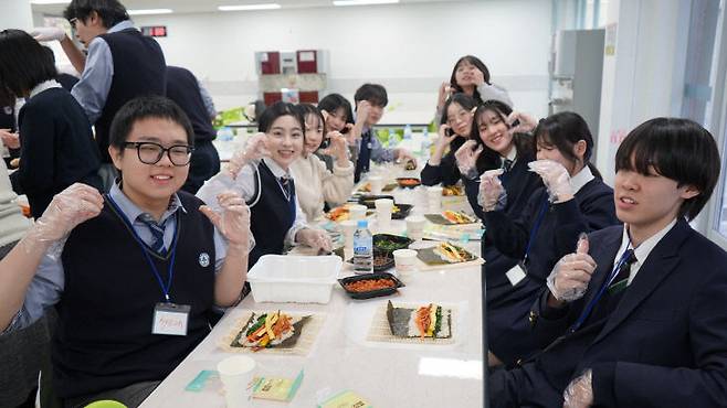 한일 학생 교류회에 참여한 일본 주오대 스기나미고와 세종고, 세종여고 학생들이 9일 세종여고 급식실에서 함께 김밥을 만들고 있다. 사진=세종시문화관광재단 제공