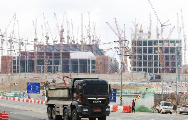 9일 경기도 용인시 처인구 원삼면 용인반도체클러스터 일반산업단지 공사현장에서 분주하게 공사가 진행되고 있다. 연합뉴스