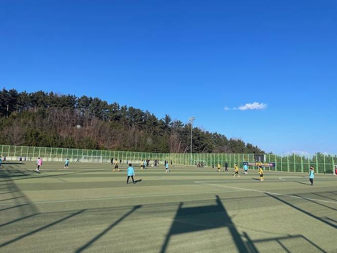 ▲ 5일 개막한 '2026 STAY 영덕 축구 동계 전지훈련'에 참가한 선수들이 구슬땀을 흘리고 있다. 영덕군 제공