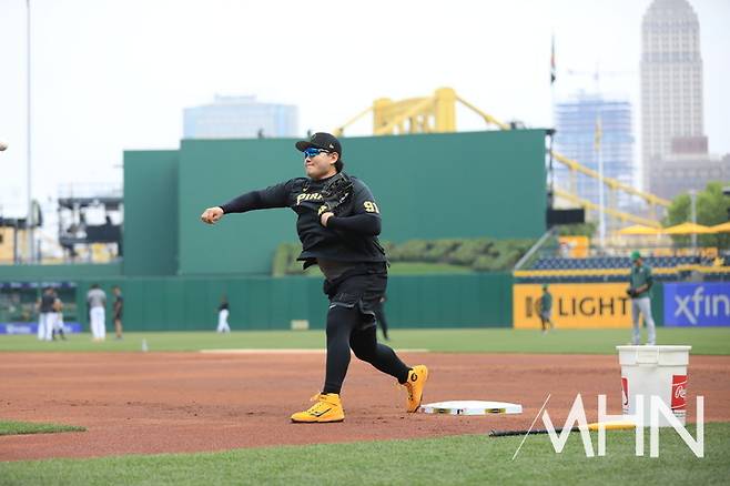 (피츠버그 시절 최지만이 PNC 파크에서 경기 전 1루 수비훈련을 하고 있다)