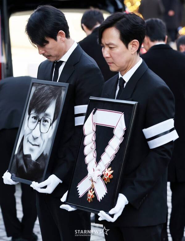 9일 고(故) 안성기의 장례 미사를 위해 배우 정우성, 이정재가 고인의 영정과 금관문화훈장을 들었다 / 사진=스타뉴스 DB