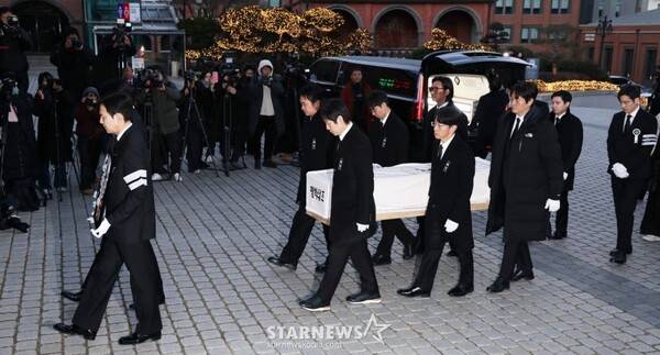 9일 고(故) 안성기의 장례 미사를 위해 유족과 동료 배우들이 서울 중구 명동성당에 들어서고 있다 / 사진=스타뉴스 DB