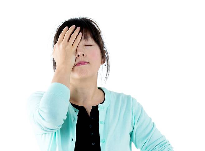 여성이 빈혈로 어지러움을 느끼고 있다. 심한 다이어트나 생리 때의 과다출혈, 영양 불균형 등으로 철결핍성빈혈을 겪는 여성이 많다. 국내 빈혈 환자는 약 470만 명이고 그 가운데 약 300만명이 철결핍성빈혈 환자로 추정된다. 사진=게티이미지뱅크