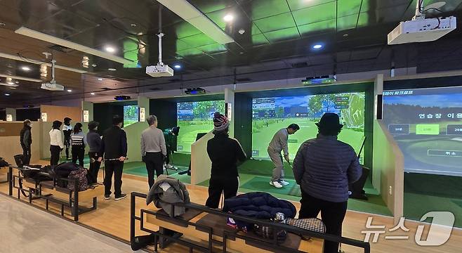 대구도시철도 2호선 용산역 복합테마파크에 문을 연 스크린 파크골프장 '조이앤플레이파크'. (대구교통공사 제공. 재판매 및 DB 금지) 뉴스1