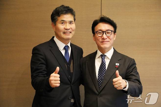 이원택 국회의원이 김민석 국무총리를 만나 군산조선소 전면 재가동을 위한 정부 차원의 해법을 논의했다.(의원실제공, 재판매 및 DB금지)2026.1.9/뉴스1