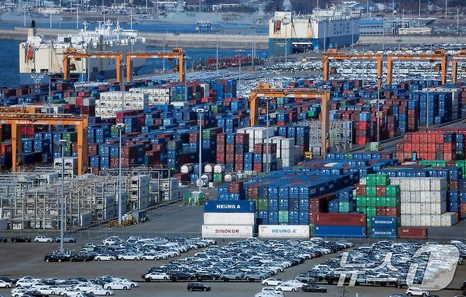 경기 평택시 포승읍 평택항에 수출용 컨테이너가 세워져 있는 모습. 2026.1.1/뉴스1 ⓒ News1 김성진 기자