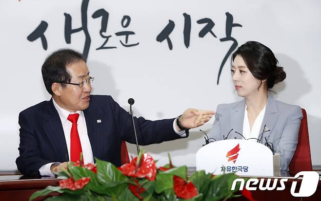 2018년 3월 9일 당시 홍준표 자유한국당 대표가  서울 여의도 당사에서 열린 영입인사 환영식에서 배현진 전 MBC 아나운서와 대화하고 있다. 2018.3.9/뉴스1 ⓒ News1 안은나 기자