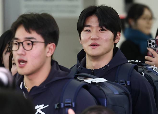 한국 야구대표팀 김도영이 9일 인천국제공항 1터미널에서 월드베이스볼클래식(WBC) 1차 캠프지인 사이판으로 출국하고 있다. 사진 | 연합뉴스
