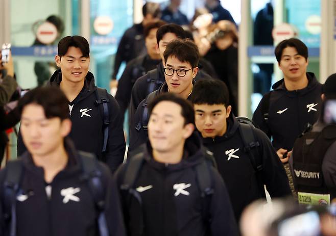 안현민(가운데)을 비롯한 한국 야구대표팀 선수들이 9일 인천국제공항 1터미널에서 월드베이스볼클래식(WBC) 1차 캠프지인 사이판으로 출국하고 있다. 사진 | 연합뉴스