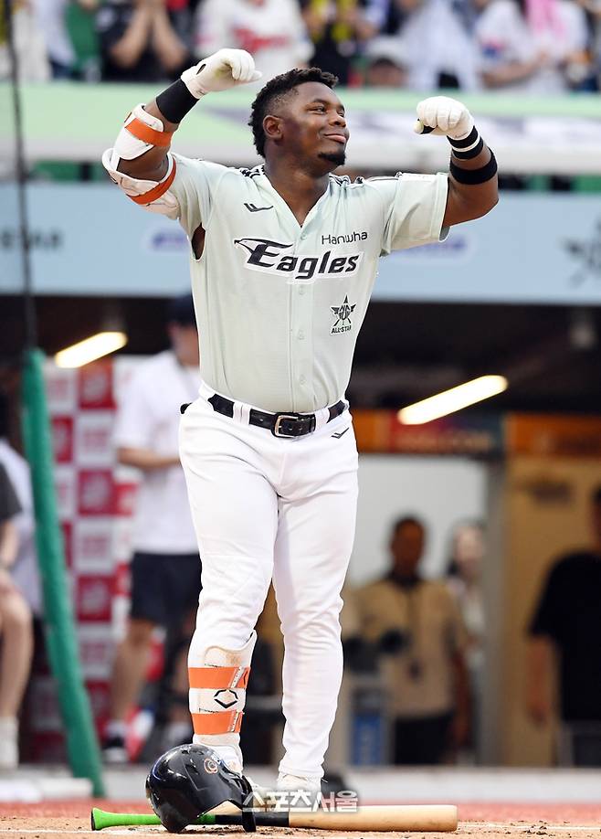 드림팀 한화 페라자가 6일 인천 SSG랜더스필드에서 진행된 2024 KBO리그 올스타전 2회초 타석에 들어서면서 춤을 추고 있다. 문학 | 박진업 기자 upandup@sportsseoul.com