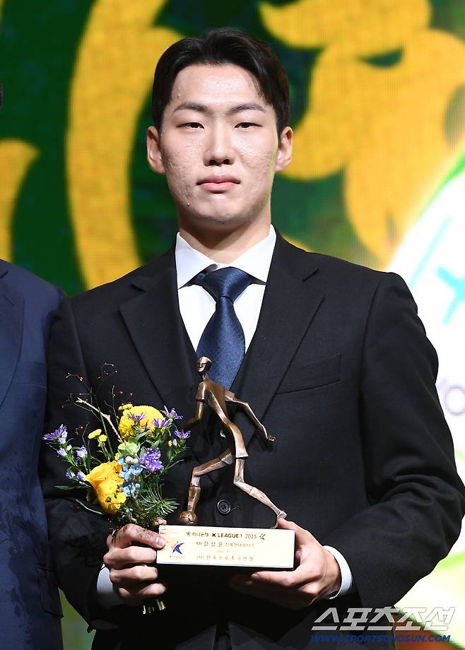 하나은행 K리그 2025대상 시상식이 1일 오후 서울 서대문구 스위스 그랜드호텔에서 열렸다. K리그1 베스트11 미드필더에 선정된 전북 강상윤 트로피를 들고 있다.  정재근 기자 cjg@sportschosun.com/2025.12.1/