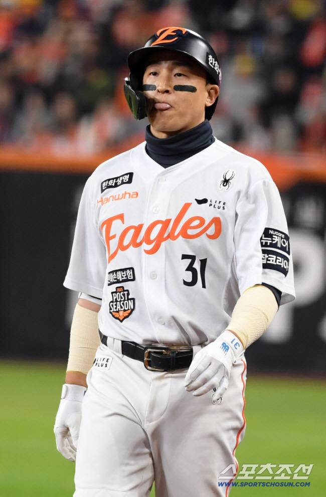 31일 대전 한화생명볼파크에서 열린 한국시리즈 5차전 한화 이글스와 LG 트윈스의 경기. 8회말 1사 1루 한화 손아섭이 병살타를 치고 있다. 대전=박재만 기자 pjm@sportschosun.com/2025.10.31/