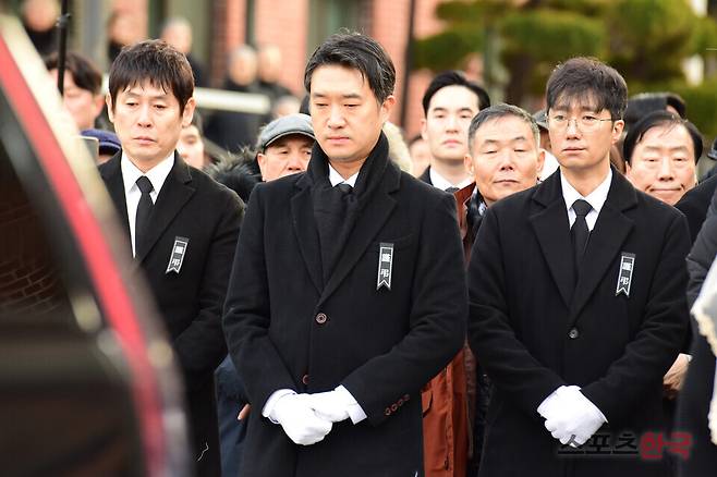 9일 오전 서울 중구 명동성당에서 엄수된 배우 故 안성기의 영결식에 참석한 설경구, 조우진, 박해일. 26.1.9 ⓒ이혜영 기자 lhy@hankooki.com