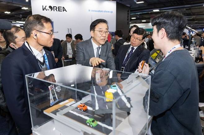 김윤덕 국토교통부 장관이 6일(현지시간) 개막한 CES2026에서 통합한국관을 찾아 전시제품을 살펴보고 있다. 국토부 제공