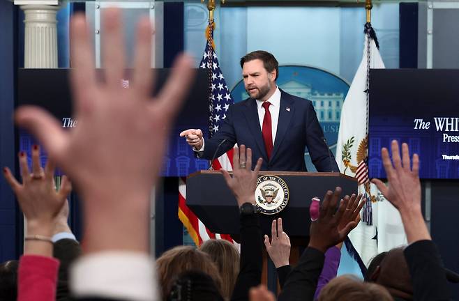 J D 밴스 부통령이 8일 백악관 브리핑에서 질문을 받고 있다. /로이터 연합뉴스