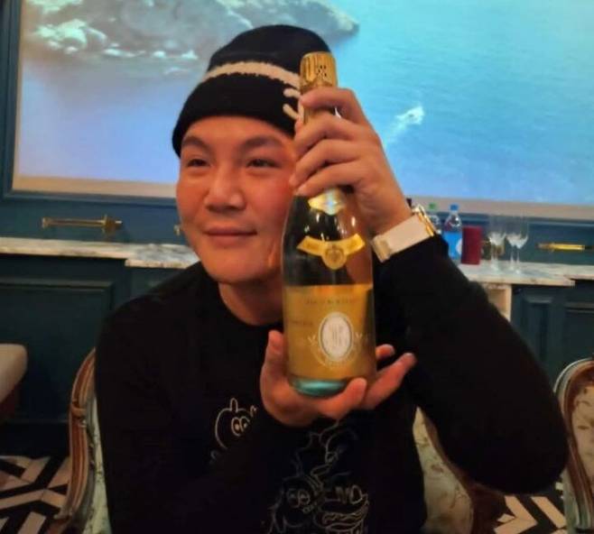 A씨가 공개한 조세호의 술자리 참석 사진. /A씨 소셜미디어
