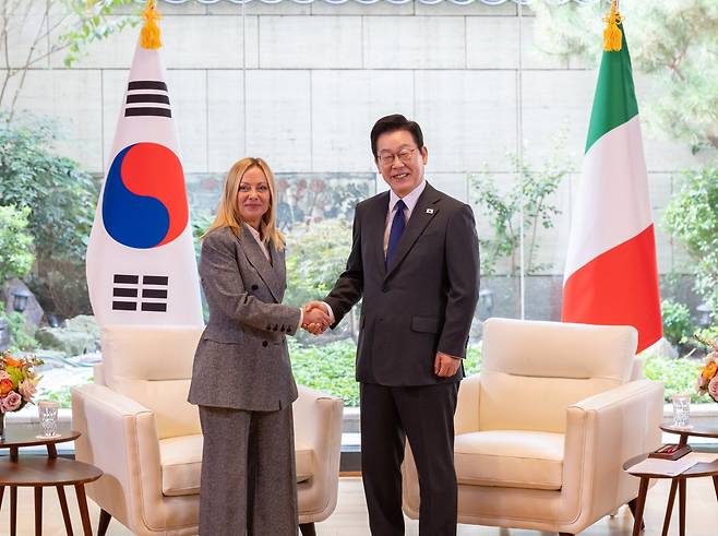 이재명 대통령과 조르자 멜로니 이탈리아 총리가 지난해 9월 24일(현지시간) 미국 뉴욕 주유엔 대한민국 대표부에서 한·이탈리아 정상회담에 앞서 인사하고 있다. (당시 대통령실 제공) 뉴스1