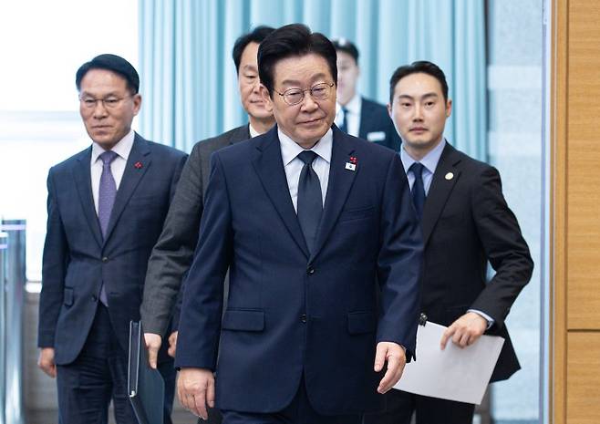 이재명 대통령이 8일 청와대에서 열린 수석보좌관회의에 입장하고 있다. 연합뉴스