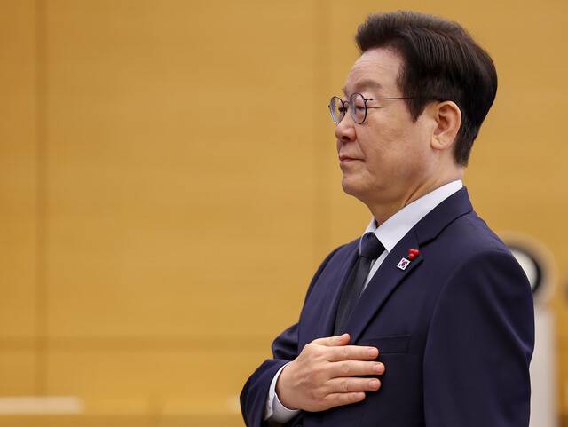 이재명 대통령이 8일 청와대에서 열린 수석보좌관회의에서 국기에 경례하고 있다. 연합뉴스