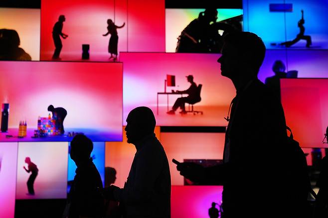 6일(현지시각) 미국 라스베이거스에서 열리고 있는 세계 최대 가전·정보기술(IT) 전시회 ‘시이에스(CES) 2026’에서 엘지(LG)전자 부스 앞으로 관람객들이 지나가고 있다. 라스베이거스/AP 연합뉴스