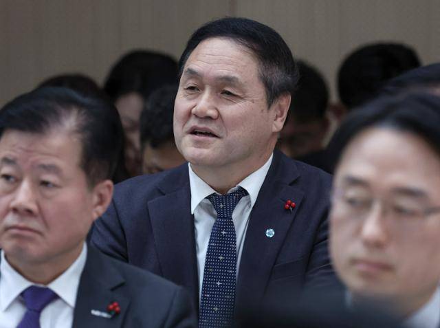최문규 한국석유공사 기획재무본부장(사장 직무대행)이 지난해 12월 17일 세종시 정부세종컨벤션센터에서 진행된 산업통상부 등 업무보고에서 이재명 대통령 질문에 답변하고 있다. 세종=왕태석 선임기자