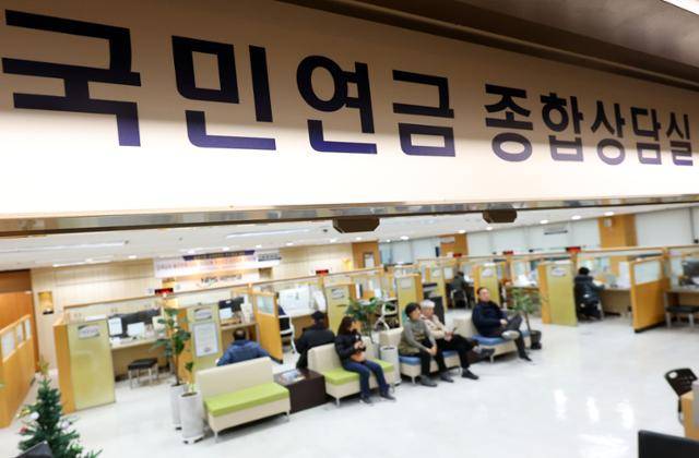 보건복지부는 9일 국민연금심의위원회를 열고 올해 국민연금, 기초연금을 전년 대비 2.1% 올리기로 확정했다. 사진은 서울 서대문구 국민연금공단 서울북부지역본부. 뉴스1