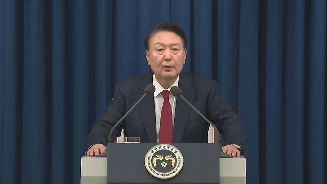 지난 2024년 12월 3일, 비상계엄을 선포하는 윤석열 대통령