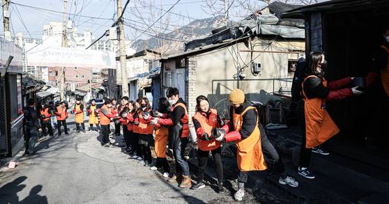 중앙그룹과 KT&G가 서울 노원구 중계동 백사마을에서 연탄나눔 봉사활동을 진행하고 있다. 김경록 기자