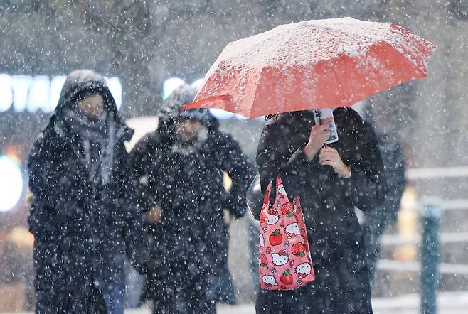 4일 서울 중구 거리에 눈이 내리고 있다. 뉴시스