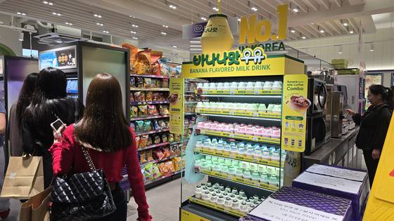 서울 중구 명동에 위치한 CU 명동역점에 바나나맛 우유 매대가 설치되어 있다. 해당 매장은 K푸드 특화 매장으로, 외국인관광객에게 수요가 많은 편의점 식품류를 입구에 배치했다. 사진 노유림 기자
