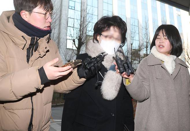 더불어민주당 김병기 의원에게 '공천 헌금'을 건넸다는 자백성 탄원서를 작성한 전직 구의원 김모씨가 9일 서울경찰청 마포청사로 출석하고 있다. 연합뉴스