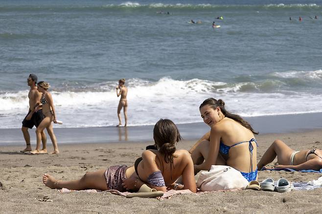 지난해 7월 1일(현지시간) 인도네시아 발리 캉구 해변에서 관광객들이 시간을 보내고 있다. EPA=연합뉴스