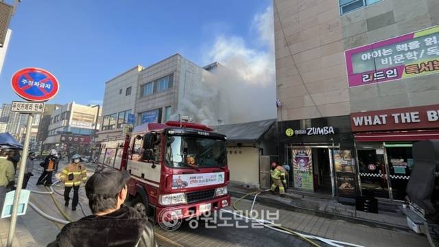 ▲ 9일 오전 8시 50분쯤 양양시장 인근 한 주택에서 화재가 발생했다. 이날 시작된 불은 인근 상가까지 옮겨 붙었으며, 마침 양양장날까지 겹치면서 시가지 일대가 극심한 혼잡을 겪었다. 최훈