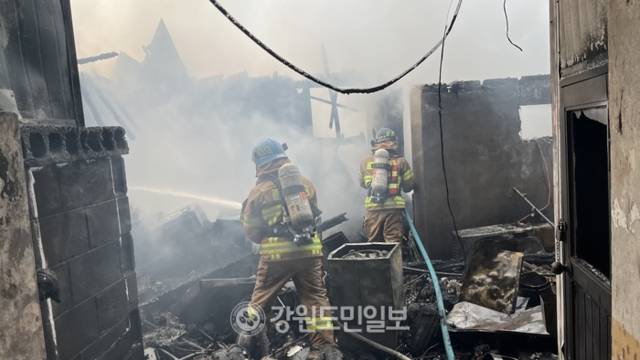 ▲ 9일 오전 8시 50분쯤 양양시장 인근 한 주택에서 화재가 발생했다. 이날 시작된 불은 인근 상가까지 옮겨 붙었으며, 마침 양양장날까지 겹치면서 시가지 일대가 극심한 혼잡을 겪었다. 최 훈