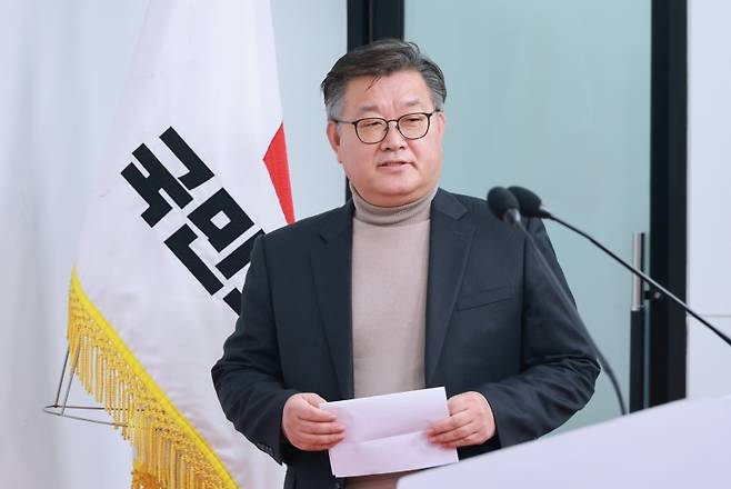 ▲ 국민의힘 이호선 당무감사위원장이 지난달 16일 서울 여의도 국민의힘 중앙당사에서 김종혁 전 최고위원에 대한 당원권 정지 2년 권고 결정을 발표하기 위해 단상으로 향하고 있다. [연합뉴스]