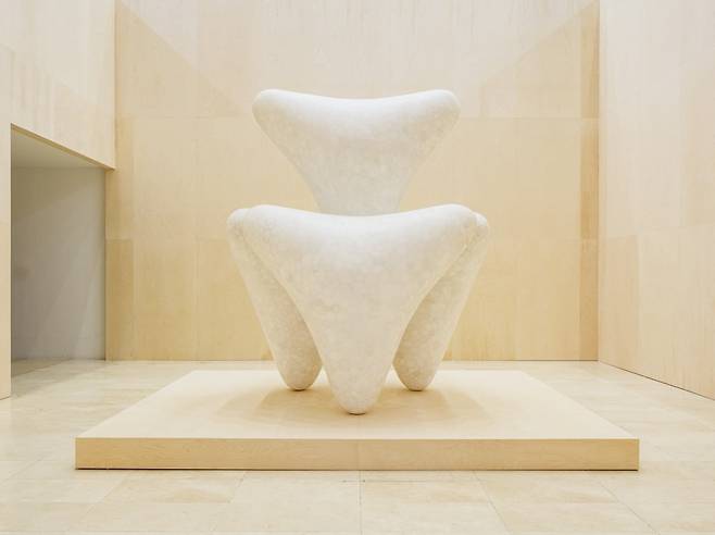 최재은, 루시, 2007, 한백옥, 239.5×246×291.4cm, HDC 리조트 소장 © 이동웅