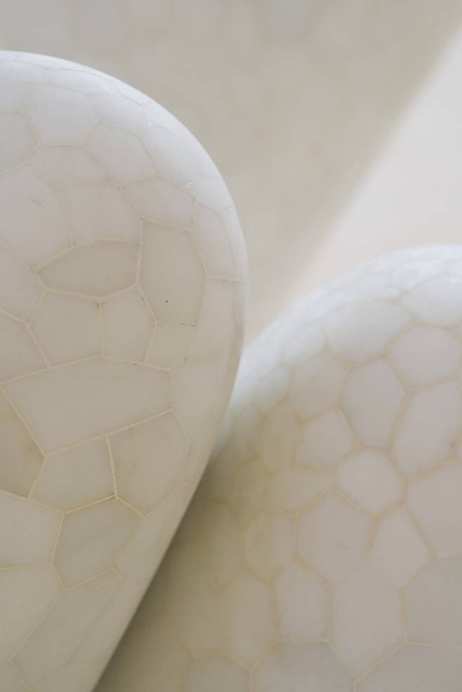 최재은, 루시, 2007, 한백옥, 239.5×246×291.4cm, HDC 리조트 소장 © 이동웅