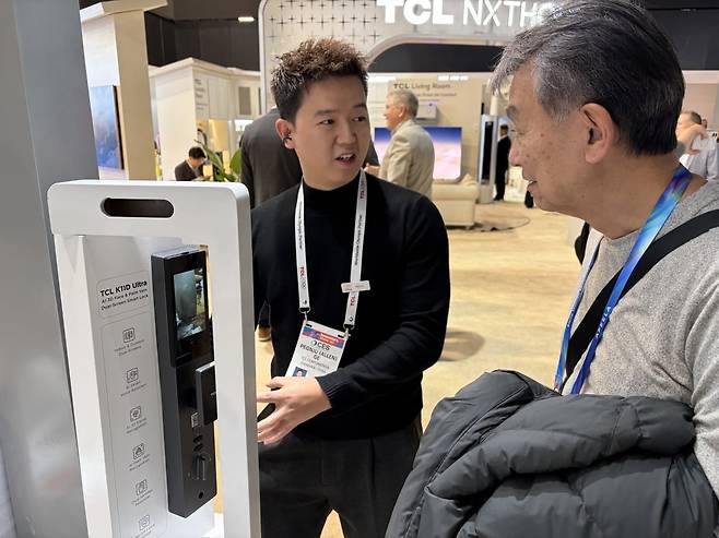 TCL이 CES 2026에서 선보인 AI도어. 사진=박의명 기자