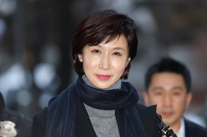노소영 아트센터 나비 관장이 9일 서울 서초구 서울고법에서 열린 최태원 SK그룹 회장과의 재산분할 파기환송심 첫 변론기일에 출석하고 있다. 연합뉴스