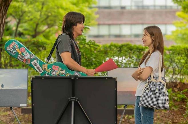 Kwon Sang-woo (left) and Moon Chae-won star in "Heart Man" (Lotte Entertainment)