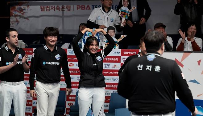 우리금융캐피탈 스롱 피아비가 팀 동료 선지훈에게 하트를 보내고 있다. PBA 제공