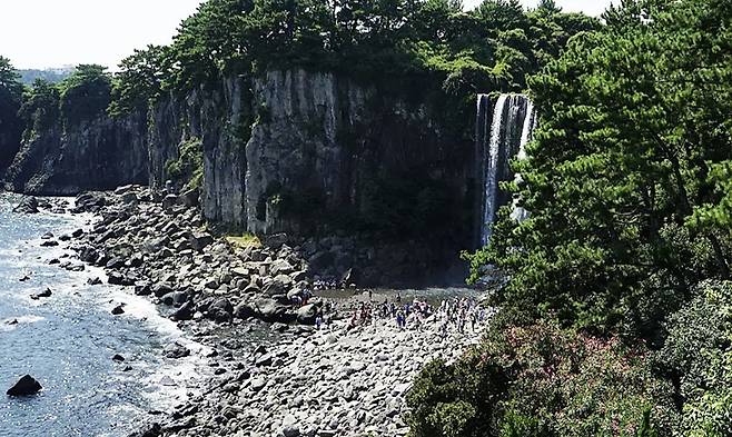 제주 서귀포시 정방동에 있는 정방폭포. 비짓제주 제공