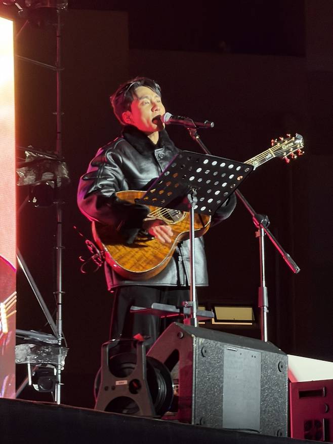 강추위에 공연 중인 가수 로이킴 / 사진=권효정 여행+ 기자