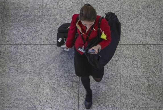 비행기 여성 승무원들을 몰래 촬영한 40대 일본인 남성에게 4주간의 징역형과 벌금이 내려졌다. 자료사진. [사진출처 = SCMP]