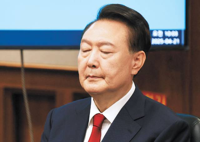 12·3 비상계엄 사태와 관련해 윤석열 전 대통령의 내란우두머리 혐의 1심 재판 결심공판이 9일 열린 가운데, 윤 전 대통령이 지난해 4월 21일 서울 서초구 서울중앙지법에서 열린 공판에 참석해 눈을 감은 채 앉아 있다.  사진공동취재단