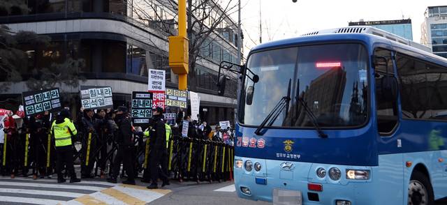 중앙지법 들어서는 尹 호송차  : 12·3 비상계엄 사태와 관련해 윤석열 전 대통령의 내란 우두머리 혐의 1심 재판 결심공판이 열린 9일 오전 서울 서초구 서울중앙지법으로 윤 전 대통령을 태운 법무부 호송차가 들어서고 있다. 박윤슬 기자