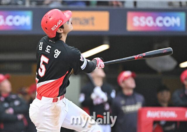 10일 오후 인천광역시 문학동 SSG랜더스필드에서 진행된 '2025 프로야구 KBO리그' SSG랜더스와 KIA타이거즈의 경기. 기아 김도영이 6회초 2사에서 대형 타구를 만든 뒤 공을 바라보고 있다./마이데일리